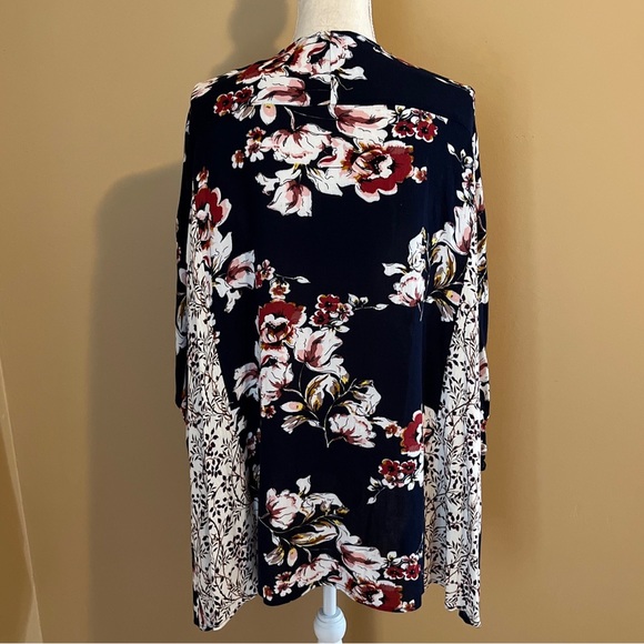 Altar'd State Small/ Medium Floral Kimono - Picture 3 of 5